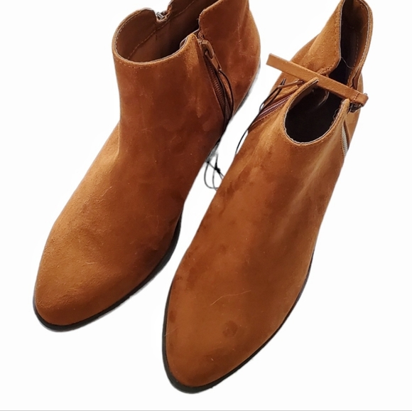 Forever 21 Beautiful Carmel Brown Suede booties. Mild point toe. - Picture 5 of 6